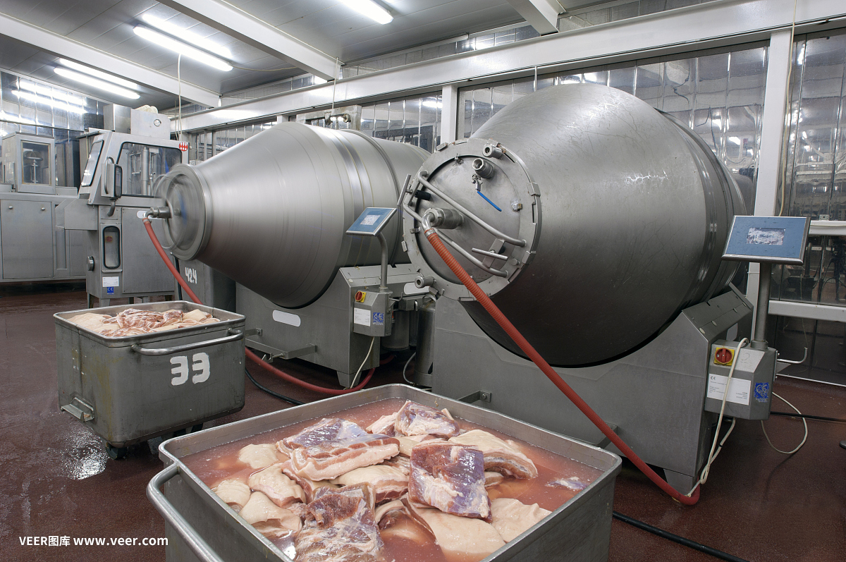 食品工厂的生产线。肉类产品的准备。
